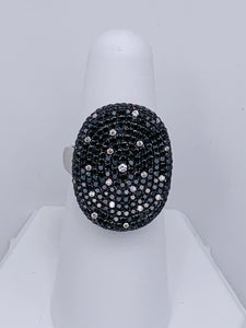 18 Karat White Gold Black and White Diamond Concave Ring